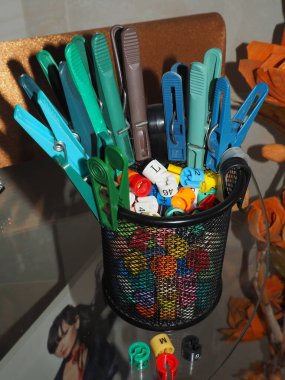 Renkli plastik oyuncaklar. Eski moda eşyalar. Renkli lastikler. Renkli kalemlerle hayat.