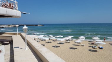 Plaj sandalyesi ve şemsiye. Nehir manzarası.