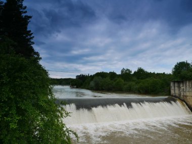 Su dama akıyor. Nehir üzerindeki baraj. Yosemite.Köprü Thames nehrinin üzerinde.