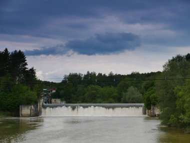 Su dama akıyor. Nehir üzerindeki baraj. Yosemite.Köprü Thames nehrinin üzerinde.