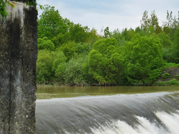 Acqua Che Scorre Nel Dam Dam Sul Fiume Lago Yosemite — Foto Stock