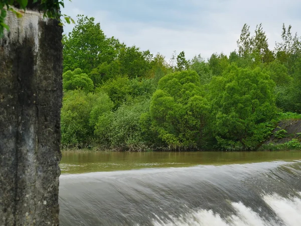 Dama Akıyor Nehir Üzerindeki Baraj Yosemite Köprü Thames Nehrinin Üzerinde — Stok fotoğraf