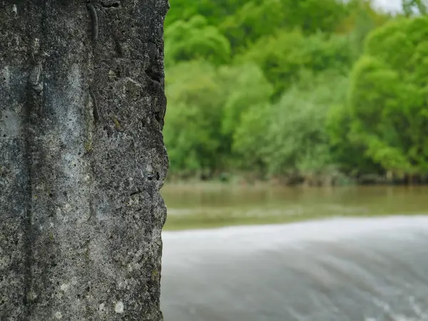 Dama Akıyor Nehir Üzerindeki Baraj Yosemite Köprü Thames Nehrinin Üzerinde — Stok fotoğraf