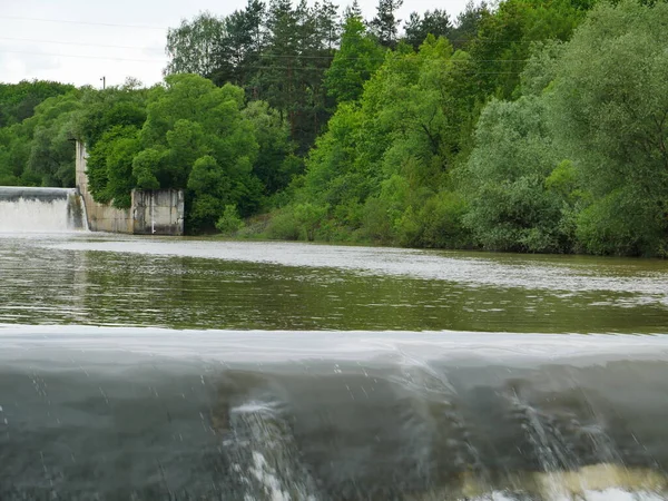 Acqua Che Scorre Nel Dam Dam Sul Fiume Lago Yosemite — Foto Stock