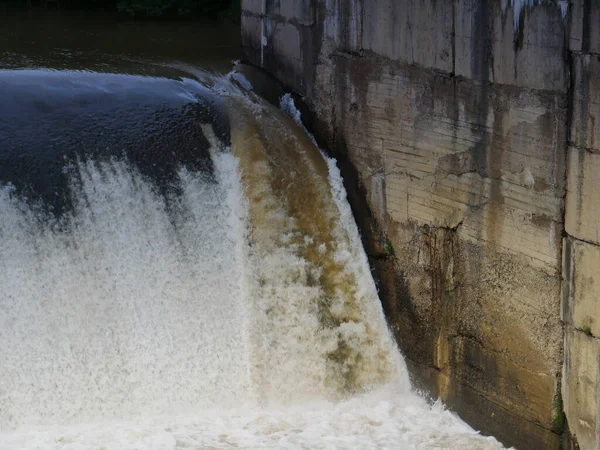 Acqua Che Scorre Nel Dam Dam Sul Fiume Lago Yosemite — Foto Stock