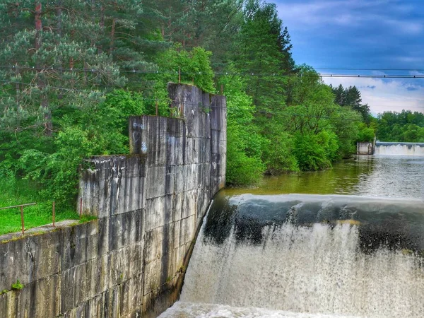 댐으로 흐르는 요세미티의 건너는 — 스톡 사진