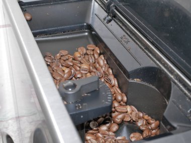 Kahve çekirdekleri ve kahve öğütücüleri. Fırında kurabiye pişirme. Kavrulmuş kahve çekirdekleri. Kahve çekirdekleri ve kahve çekirdekleri.