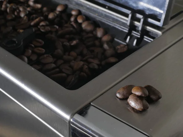 咖啡豆和咖啡豆磨床烘焙饼干烘焙咖啡豆杯子咖啡豆木桌咖啡豆咖啡豆咖啡豆咖啡豆咖啡机咖啡机 — 图库照片