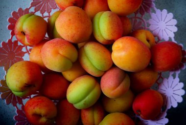 Piyasada şeftaliler, taze şeftaliler, olgun şeftaliler, elmalar ve inciler sepette elmalar.