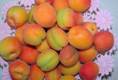 Piyasada şeftaliler, taze şeftaliler, olgun şeftaliler, elmalar ve inciler sepette elmalar.