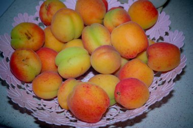 Piyasada şeftaliler, taze şeftaliler, olgun şeftaliler, elmalar ve inciler sepette elmalar.