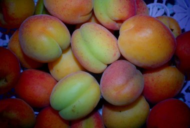 Piyasada şeftaliler, taze şeftaliler, olgun şeftaliler, elmalar ve inciler sepette elmalar.