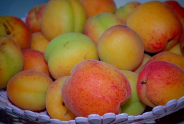 Piyasada şeftaliler, taze şeftaliler, olgun şeftaliler, elmalar ve inciler sepette elmalar.