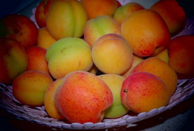 Piyasada şeftaliler, taze şeftaliler, olgun şeftaliler, elmalar ve inciler sepette elmalar.