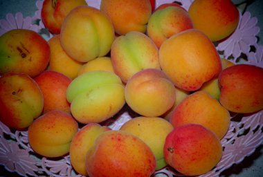 Piyasada şeftaliler, taze şeftaliler, olgun şeftaliler, elmalar ve inciler sepette elmalar.