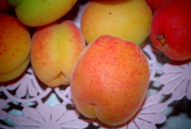 Piyasada şeftaliler, taze şeftaliler, olgun şeftaliler, elmalar ve inciler sepette elmalar.