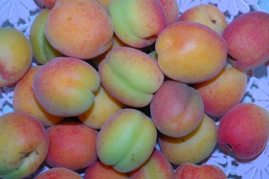 Piyasada şeftaliler, taze şeftaliler, olgun şeftaliler, elmalar ve inciler sepette elmalar.