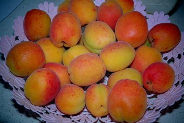 Piyasada şeftaliler, taze şeftaliler, olgun şeftaliler, elmalar ve inciler sepette elmalar.