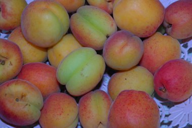 Piyasada şeftaliler, taze şeftaliler, olgun şeftaliler, elmalar ve inciler sepette elmalar.