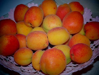 Piyasada şeftaliler, taze şeftaliler, olgun şeftaliler, elmalar ve inciler sepette elmalar.