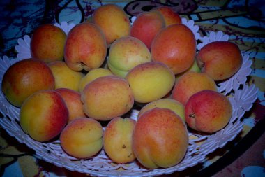 Piyasada şeftaliler, taze şeftaliler, olgun şeftaliler, elmalar ve inciler sepette elmalar.