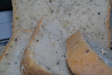 Ekmeği kapat. Taze pişmiş ekmek. Bir somun ekmek.