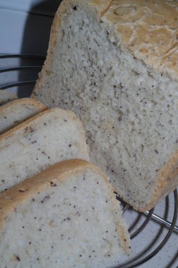 Ekmeği kapat. Taze pişmiş ekmek. Bir somun ekmek.