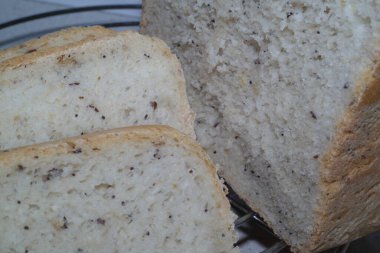 Ekmeği kapat. Taze pişmiş ekmek. Bir somun ekmek.