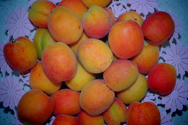 Piyasada şeftaliler, taze şeftaliler, olgun şeftaliler, elmalar ve inciler sepette elmalar.