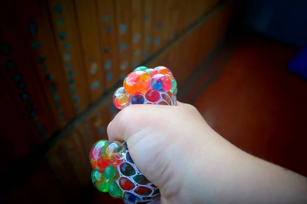 Mãos Com Colorido Beads Hand Segurando Colorido Páscoa Eggs Feet — Fotografia de Stock