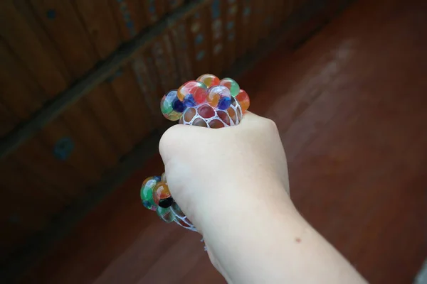 Kéz Színes Beads Hand Gazdaság Színes Húsvéti Tojás Láb Medencében — Stock Fotó