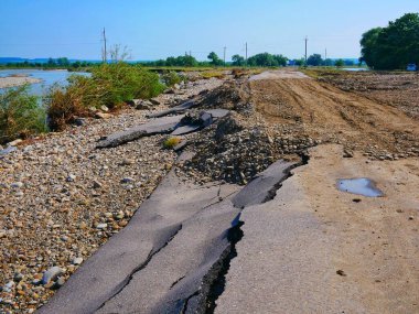 Denize giden yol. Çatlak asfalt dokusu.