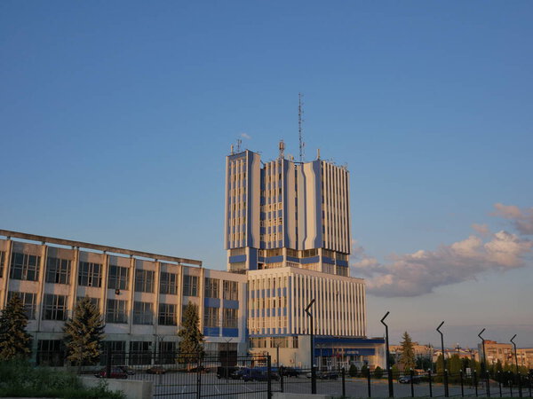 строящееся здание.
