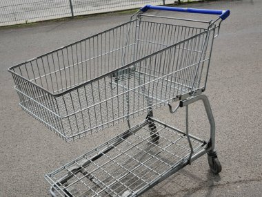 boş alışveriş arabası .metal ızgara arkaplanı