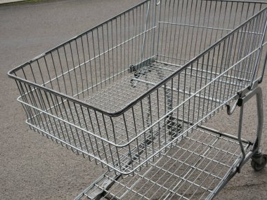 boş alışveriş arabası .metal ızgara arkaplanı