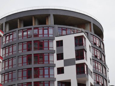 Kırmızı tuğla bina. Modern ofis binası. Duvarda kırmızı tuğla duvar lambası..