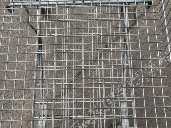 Latar Belakang Grid Cart Metal Perbelanjaan Kosong — Stok Foto