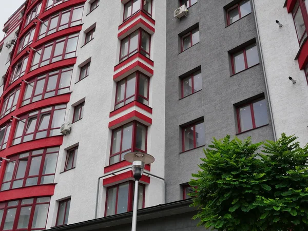 赤レンガの建物現代的なオフィスビル壁に赤レンガの壁通りランプ — ストック写真