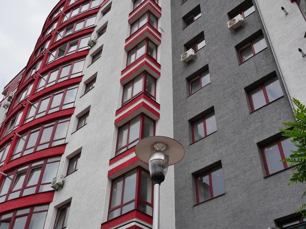 赤レンガの建物現代的なオフィスビル壁に赤レンガの壁通りランプ — ストック写真