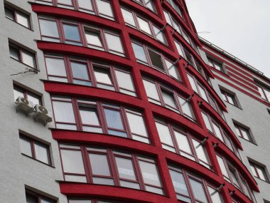 Kırmızı tuğla bina. Modern ofis binası. Duvarda kırmızı tuğla duvar lambası..