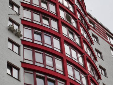 Kırmızı tuğla bina. Modern ofis binası. Duvarda kırmızı tuğla duvar lambası..