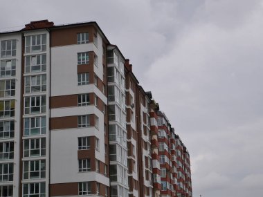 Modern ofis binası. Bir binanın ön cephesi.