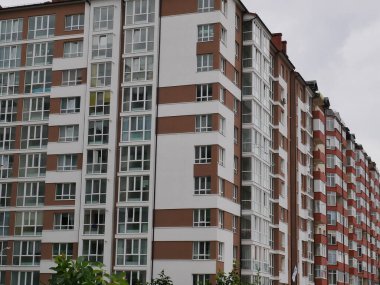 Modern ofis binası. Bir binanın ön cephesi.