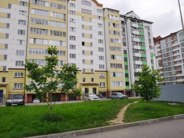 Modern ofis binası. Bir binanın ön cephesi.