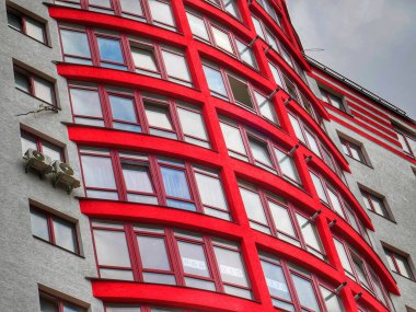 Kırmızı tuğla bina. Modern ofis binası. Duvarda kırmızı tuğla duvar lambası..