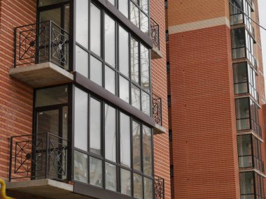 Bina yapım aşamasında. Şehir içinde bina. Modern ofis binası..