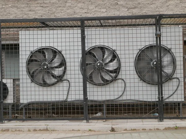 Klimatyzator Ścianie Old Metalowa Brama Szczegół Budynku — Zdjęcie stockowe