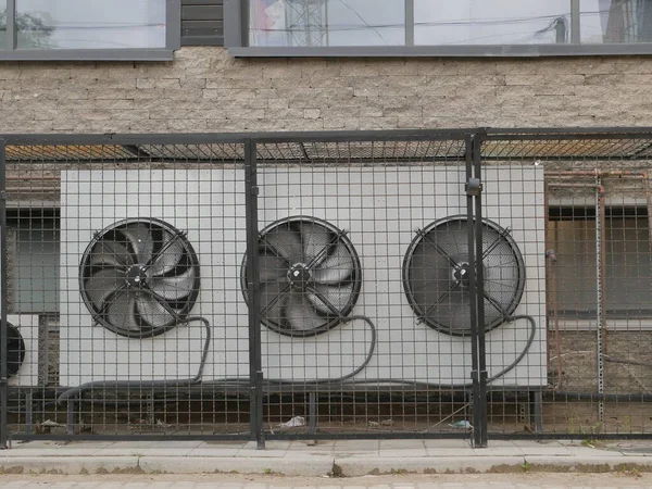 Légkondicionáló Egység Légkondicionáló Falon Régi Fém Gate Részlet Egy Épület — Stock Fotó