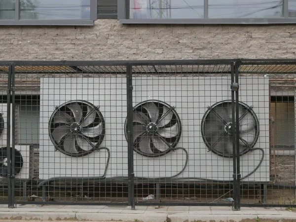 Airconditioning Unit Air Conditioner Een Muur Oude Metalen Gate Detail — Stockfoto
