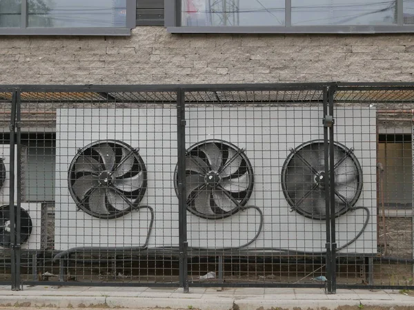 Air Conditioning Unit Air Conditioner Wall Old Metal Gate Detail — Stock Photo, Image